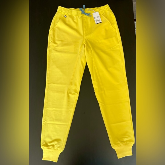 Men’s Figs Yellow jogger scrubs (small) - Picture 1 of 3
